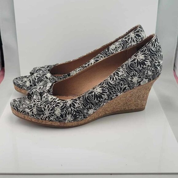 Dexflex Comfort black ad white floral design canvas shoes. BNWOT - Picture 1 of 5